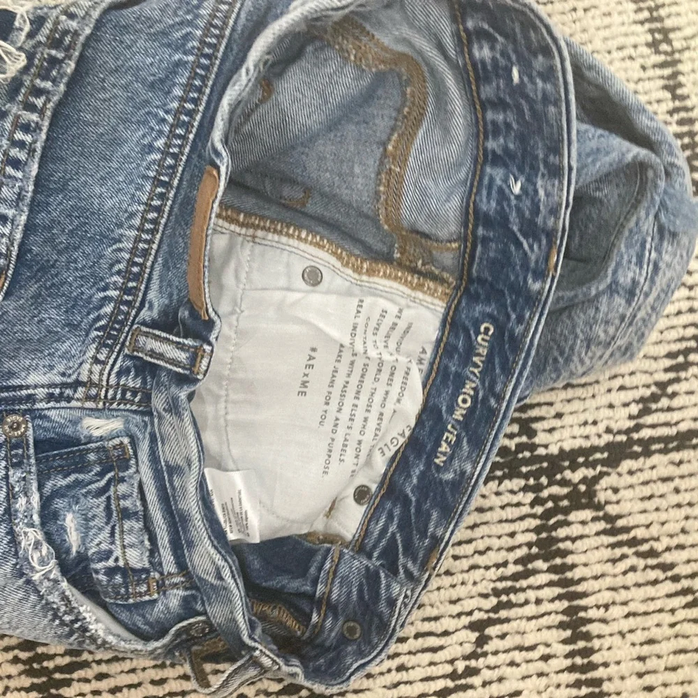 AMERICAN EAGLE curvy mom jean size 2 **rip noted** - Picture 3 of 5
